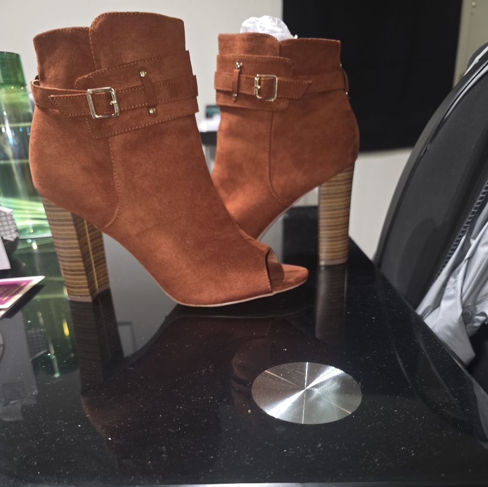 Women’s Open-Toe Suede Ankle Booties in Rust